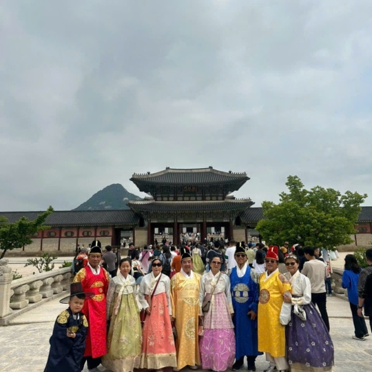 Đoàn các cô chú đến từ Hà Lan và Úc.