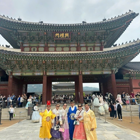 Đoàn các cô chú đến từ Hà Lan và Úc.