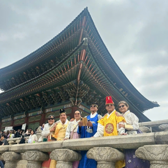 Đoàn các cô chú đến từ Hà Lan và Úc.