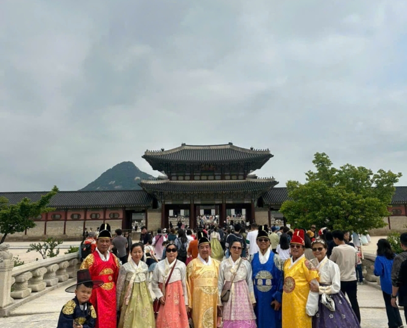 Đoàn các cô chú đến từ Hà Lan và Úc.